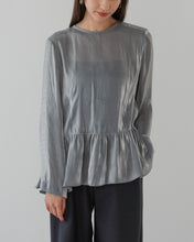 Load image into Gallery viewer, プラチナサテンペプラムブラウスモデル画像